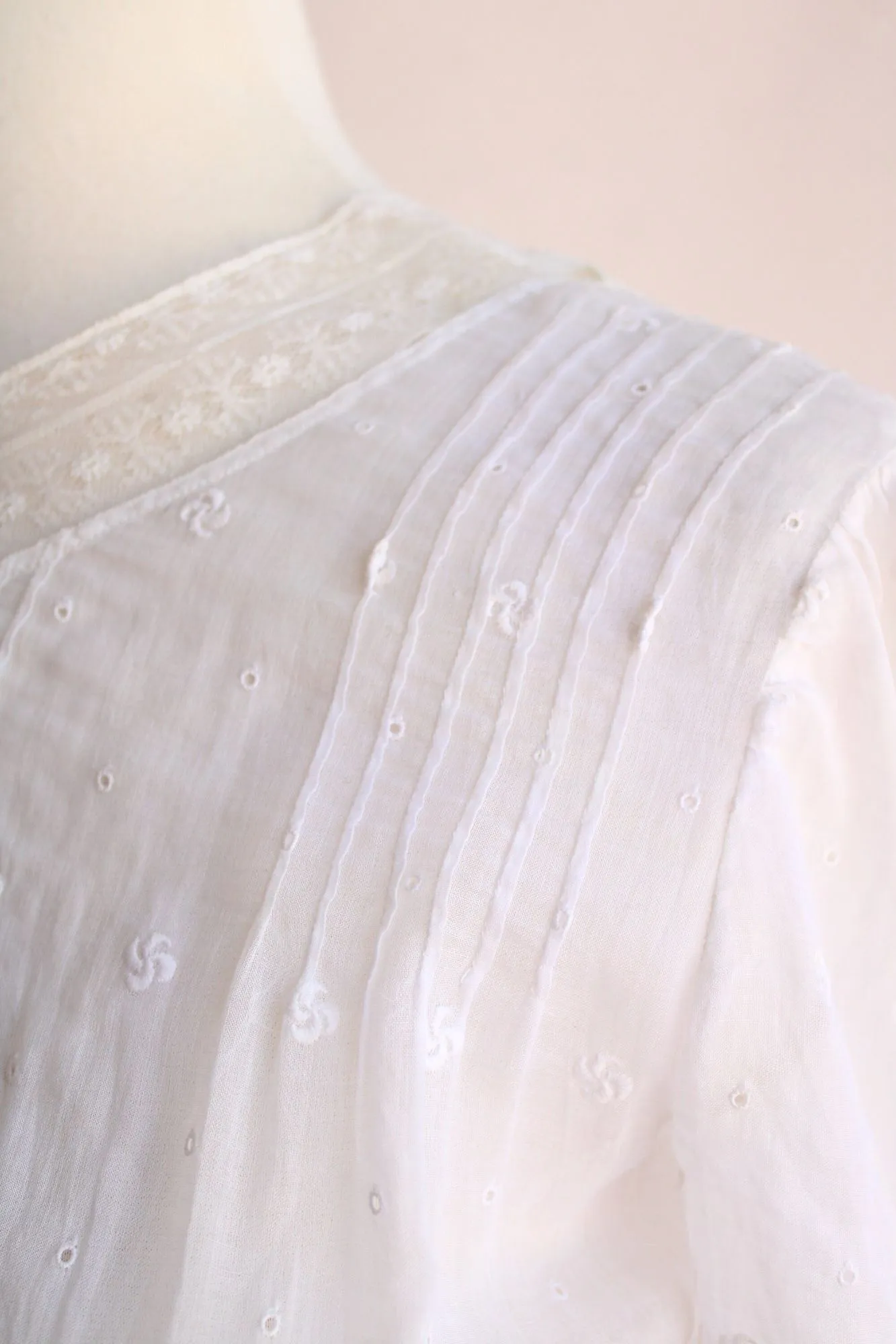 Vintage Antique 1900s 1910s  Edwardian White Cotton And Lace Embroidered Lingerie ( Tea)  Dress
