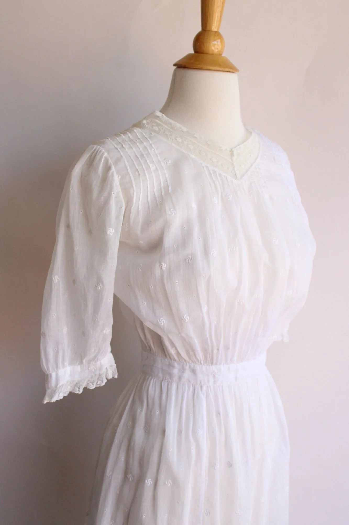 Vintage Antique 1900s 1910s  Edwardian White Cotton And Lace Embroidered Lingerie ( Tea)  Dress
