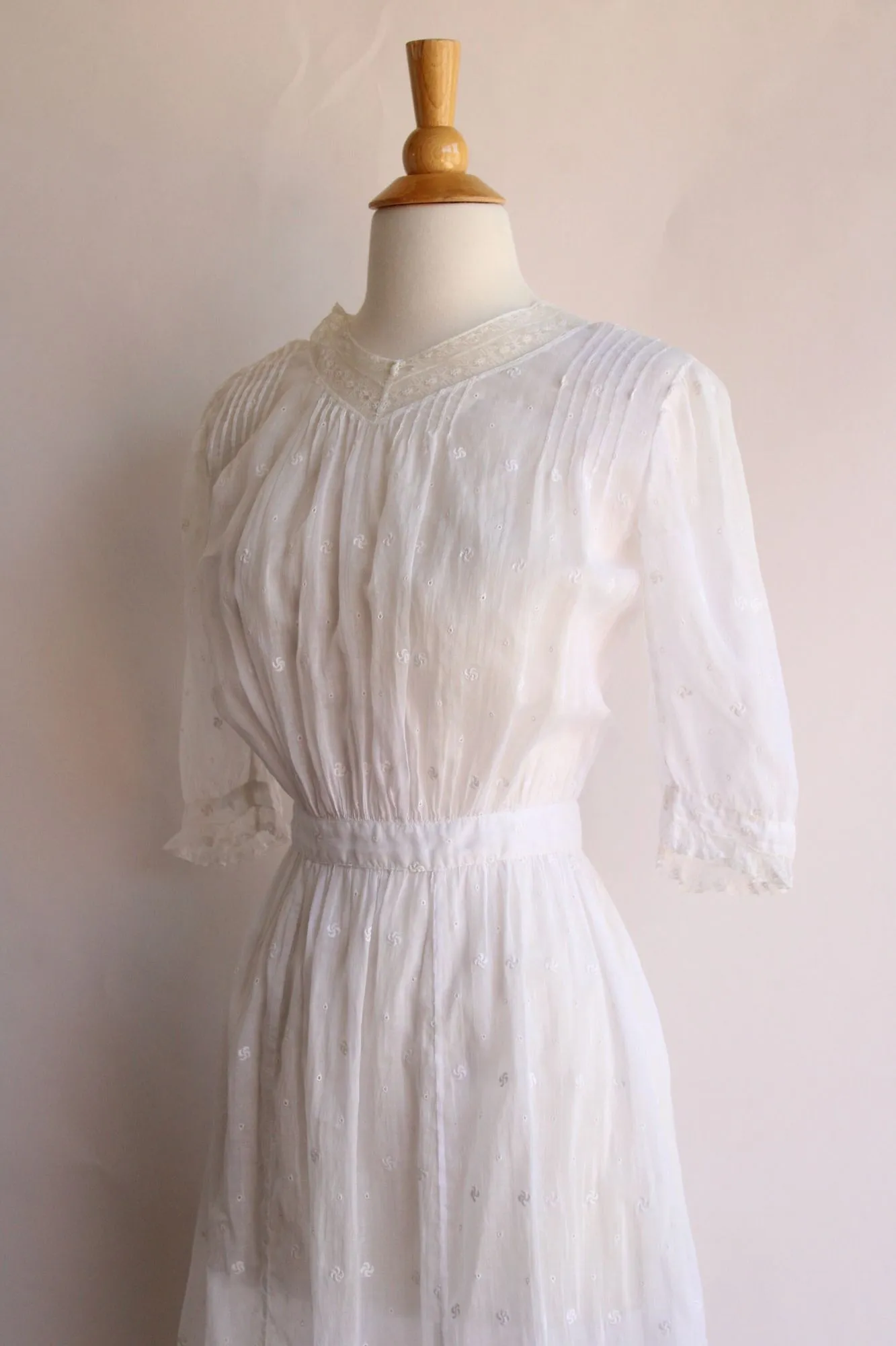 Vintage Antique 1900s 1910s  Edwardian White Cotton And Lace Embroidered Lingerie ( Tea)  Dress